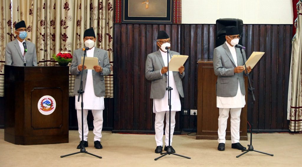 राष्ट्रपति भण्डारीबाट नवनियुक्त मन्त्रीहरुलाई शपथ अाजको तस्बिर