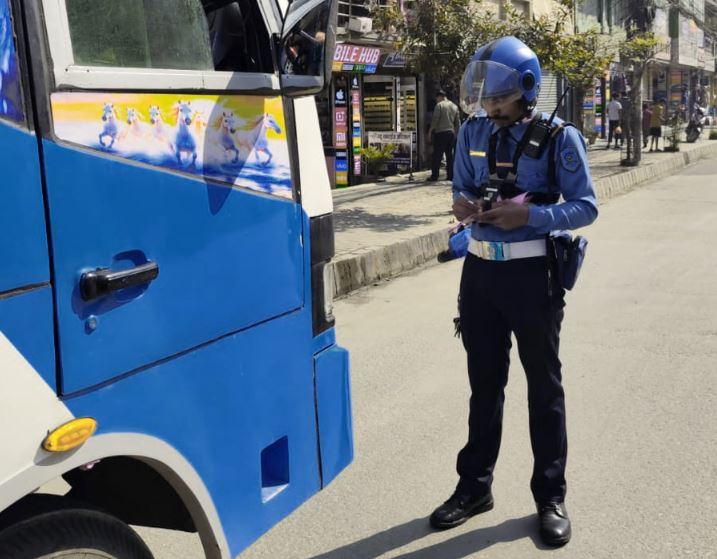 ट्राफिक कारबाहीमा पाँच लाख २८ हजार राजस्व असुली