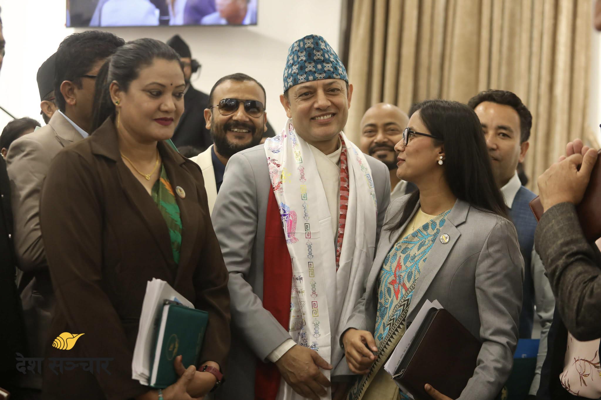 सभामुखमा निर्वाचित भएपछि डीपी अर्याल (तस्बिरहरू)