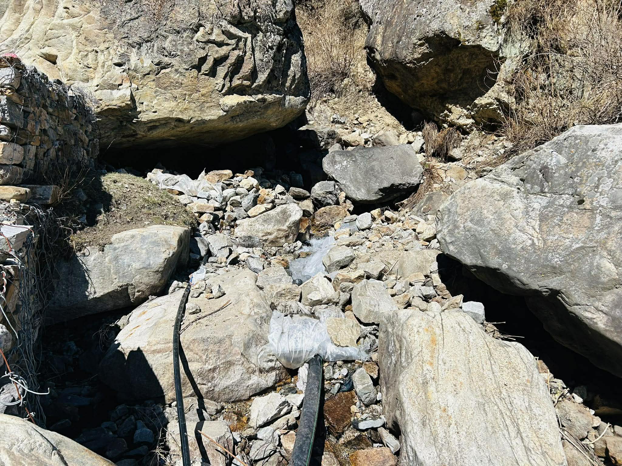 खोलामा प्लास्टिक बिच्छ्याएर सदरमुकाम सिमकोटमा खानेपानी आपूर्ति