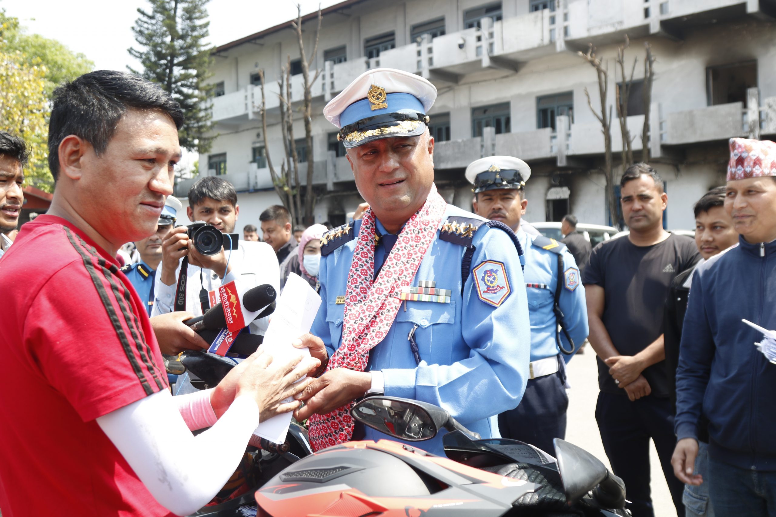 चोरी भएका दुईपाङ्ग्रे साधन सम्बन्धित धनीलाई हस्तान्तरण