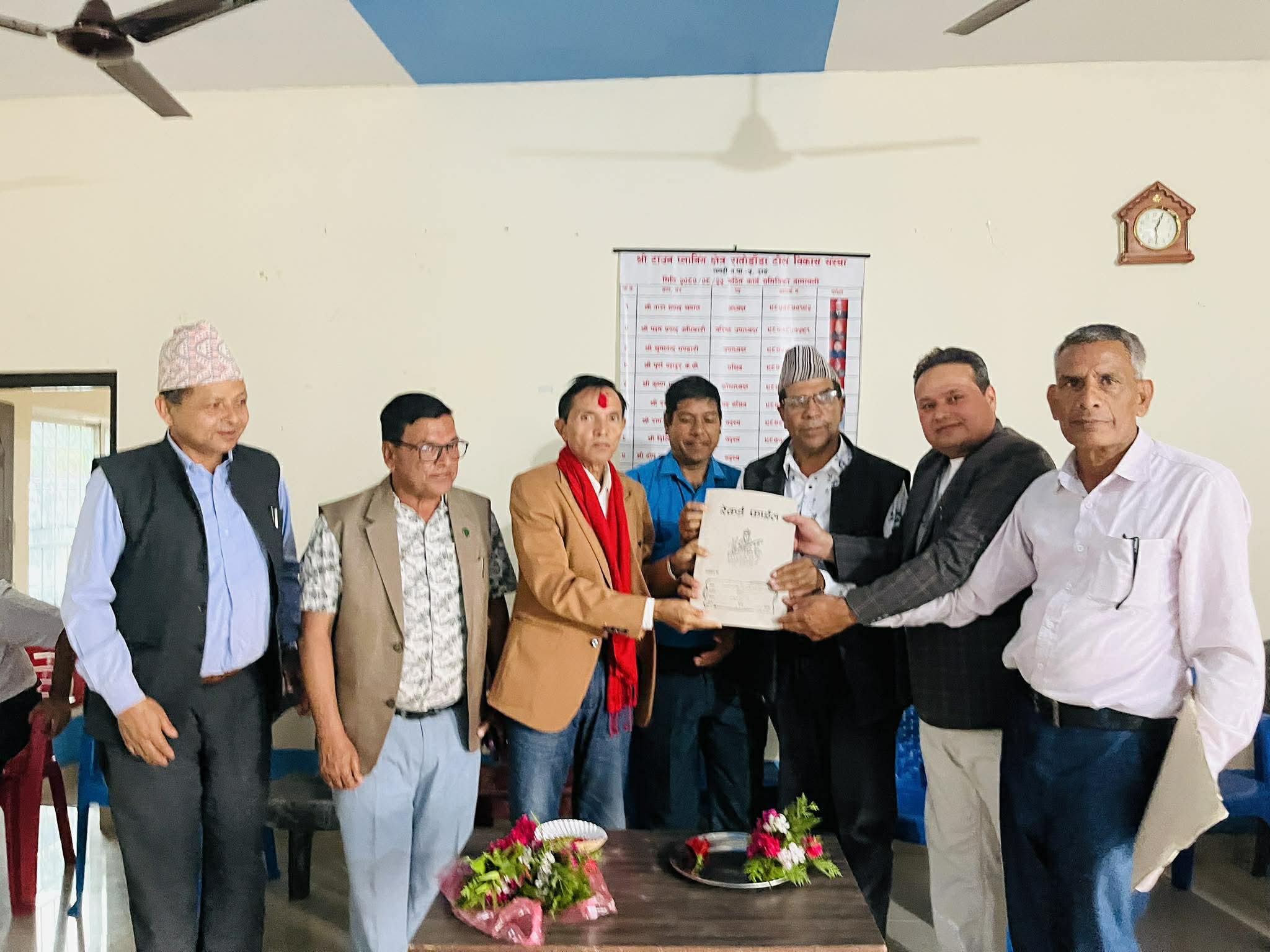 रातो डाँडा टाउन प्लानिङ क्षेत्र विकासका लागि पहल गर्न सांसद पाठकलाई ज्ञापनपत्र