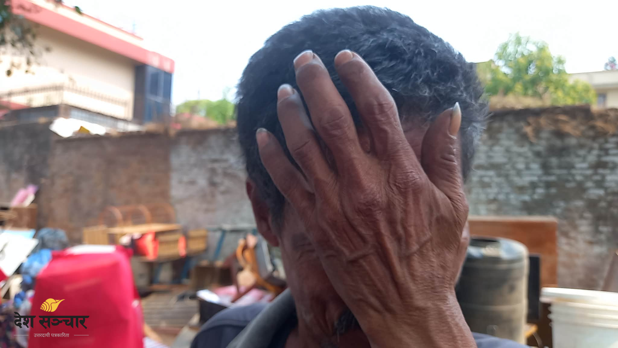 बस्तीमा डोजर चलिरह्यो, सुकुम्बासी चुपचाप हेरिरहे