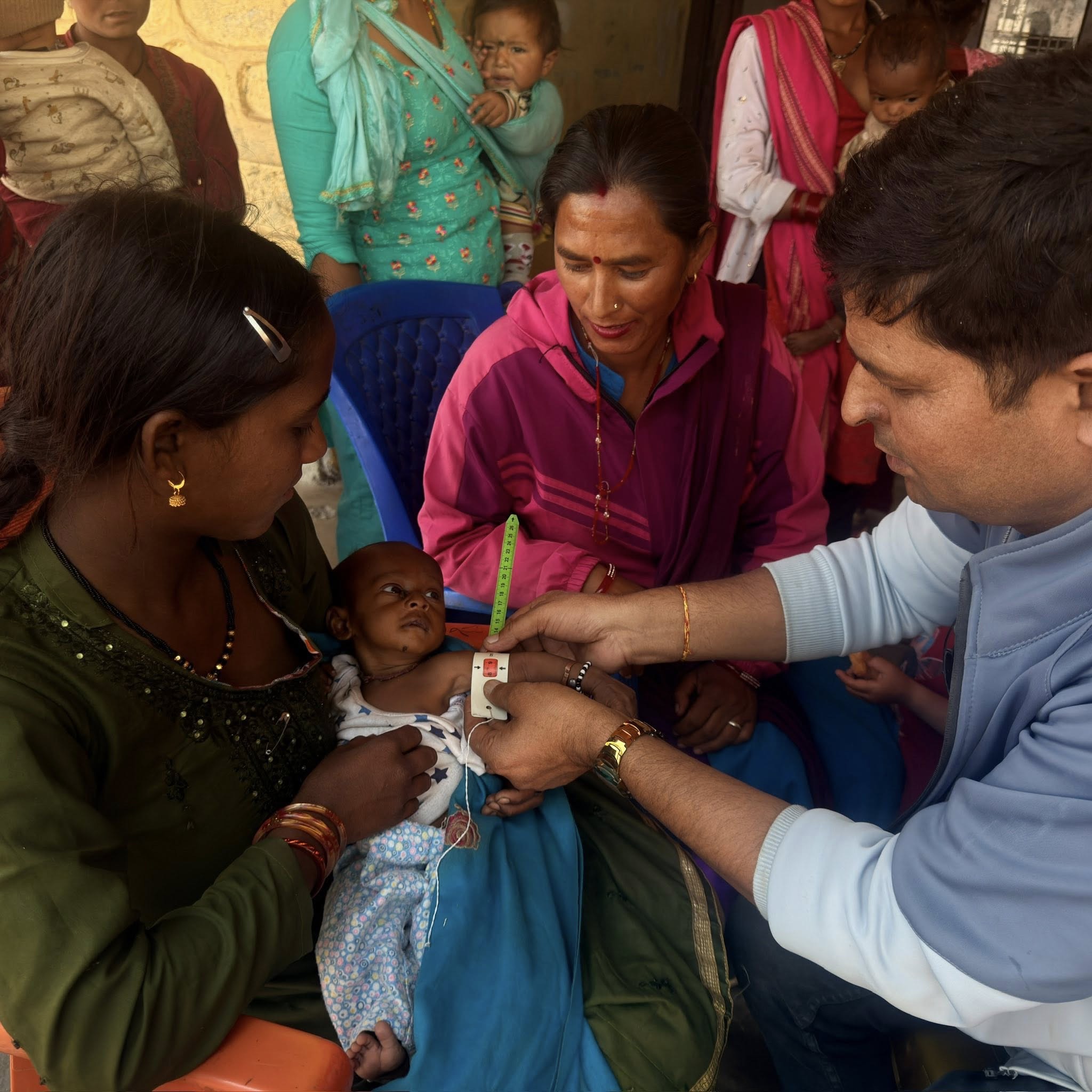 हुम्लाका ११ अति कुपोषित शिशु र १० आमालाई उपचारका लागि जुम्ला पठाइयो