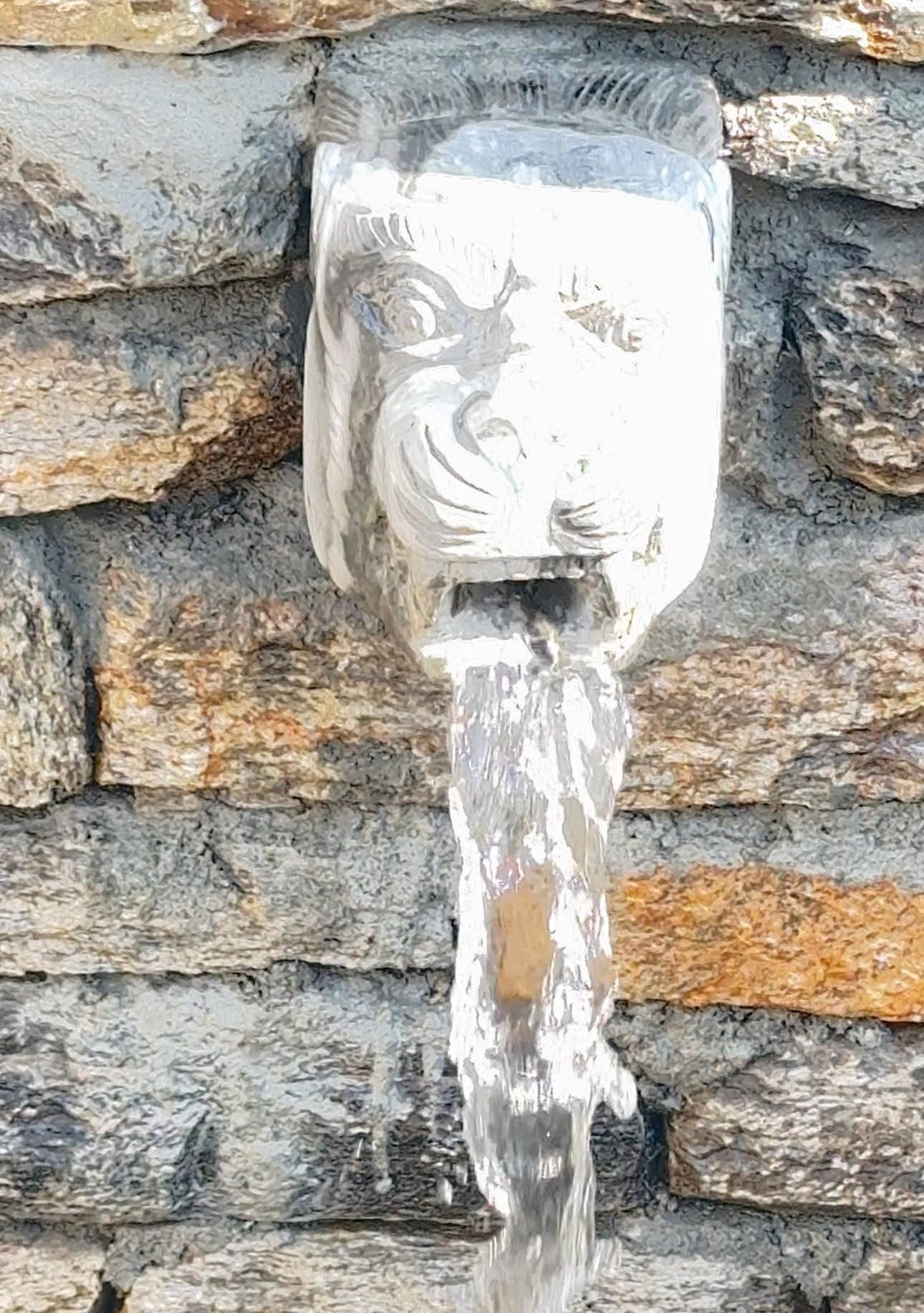 श्रमदानबाट ढुङ्गेधारा निर्माण