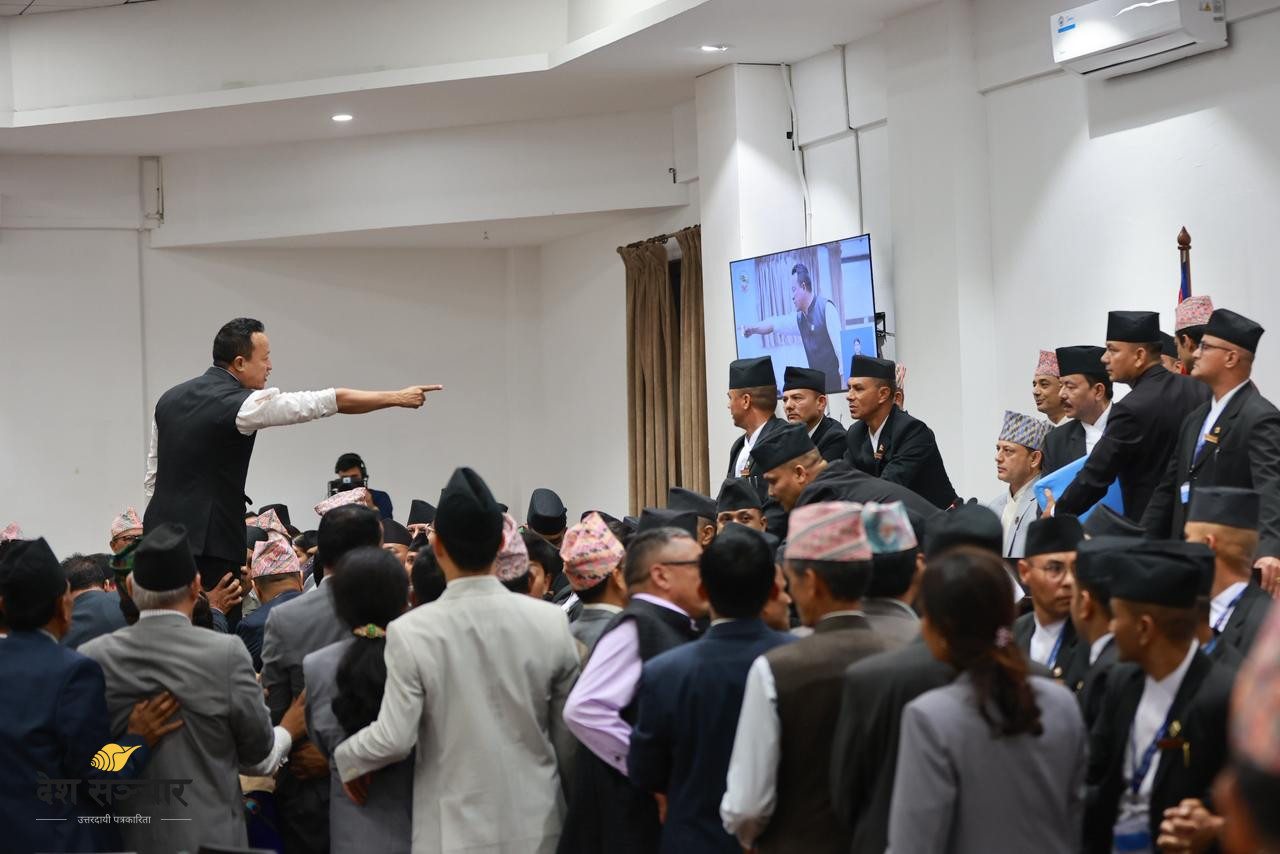 सभामुख जबरजस्ती अघि बढ्न खोजेपछि संसद्‌मा सत्ता र प्रतिपक्षी सांसदबीच धकेलाधकेल