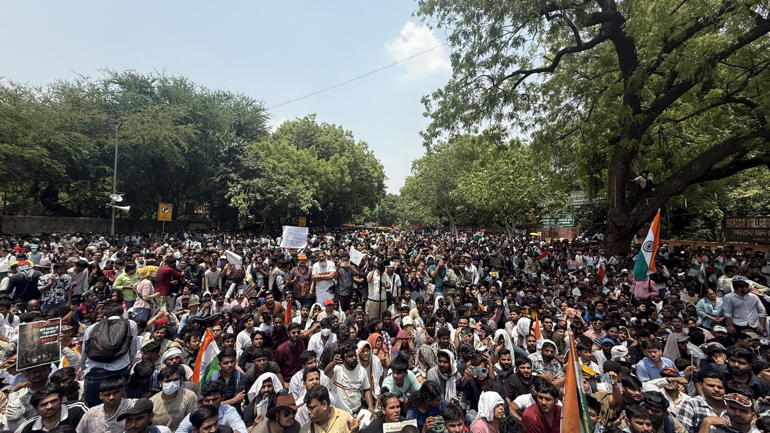 दिल्लीमा कक्रोच जनता पार्टीको प्रदर्शन