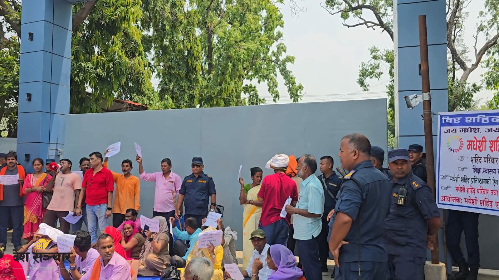 शहीद परिवारद्वारा मधेस प्रदेश भवन अगाडि प्रदर्शन, माग पूरा नभए अझै सशक्त आन्दोलन गर्ने चेतावनी