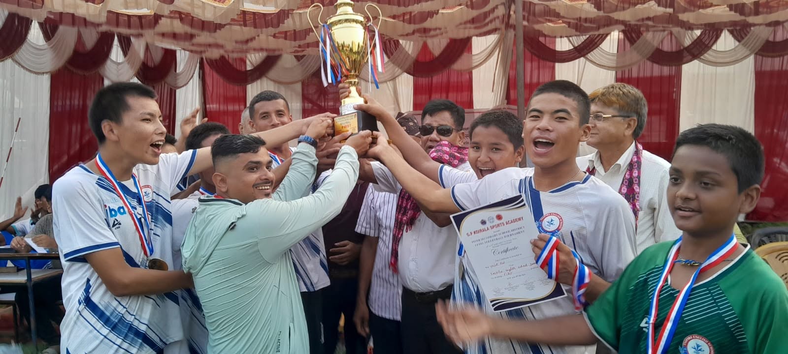 जिल्लास्तरीय भलिबल प्रतियोगिताको उपाधि दमकस्थित इन्स्पायर स्कुललाई