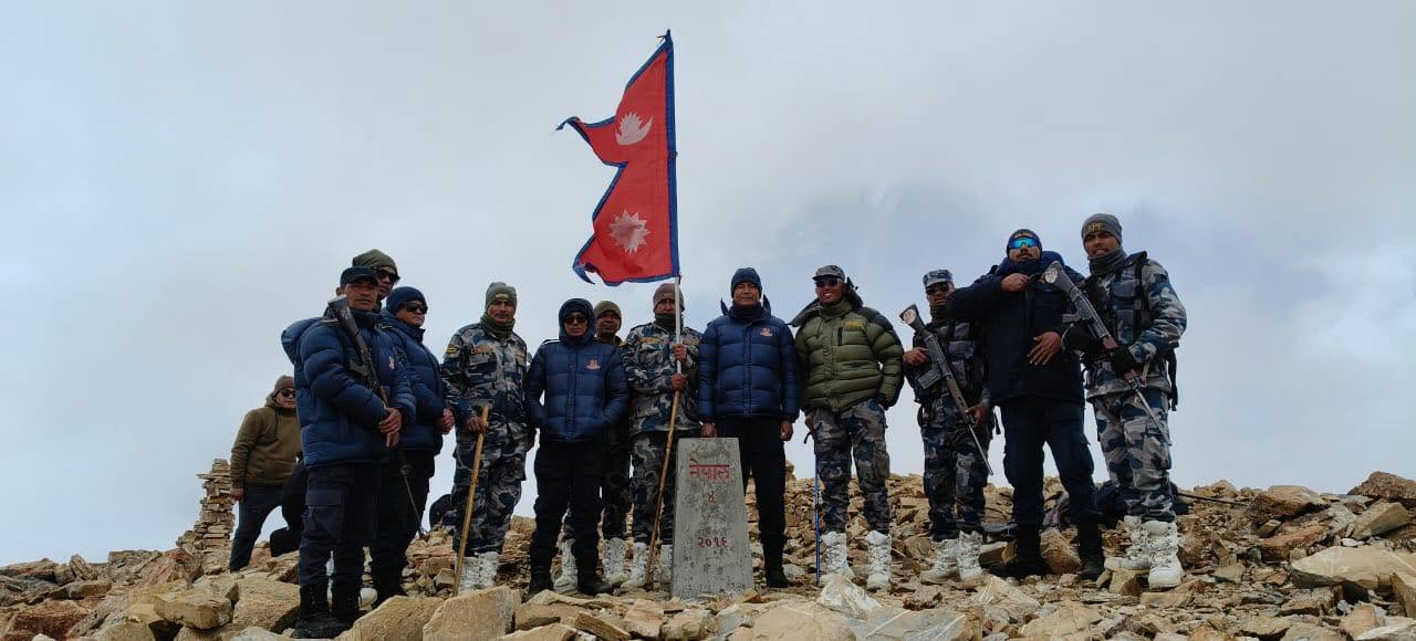 सशस्त्र प्रहरीद्वारा सीमा स्तम्भ अनुगमन