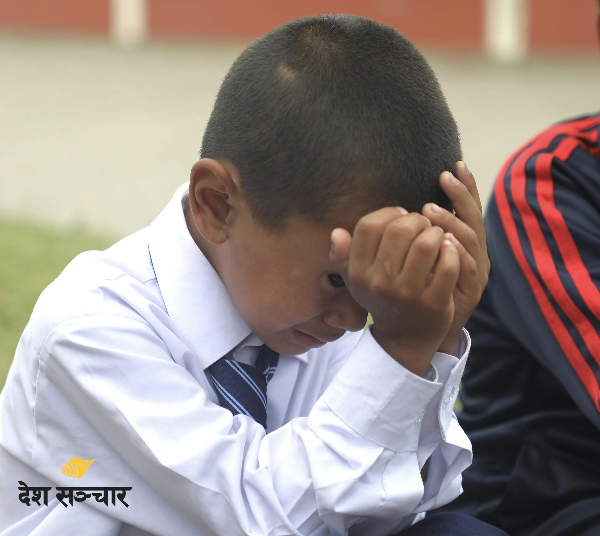१२ बजेसम्म पनि खाना नआएपछि सुकुम्बासीहरूले खाए दालमोठ र चिउरा (तस्बिरहरू)