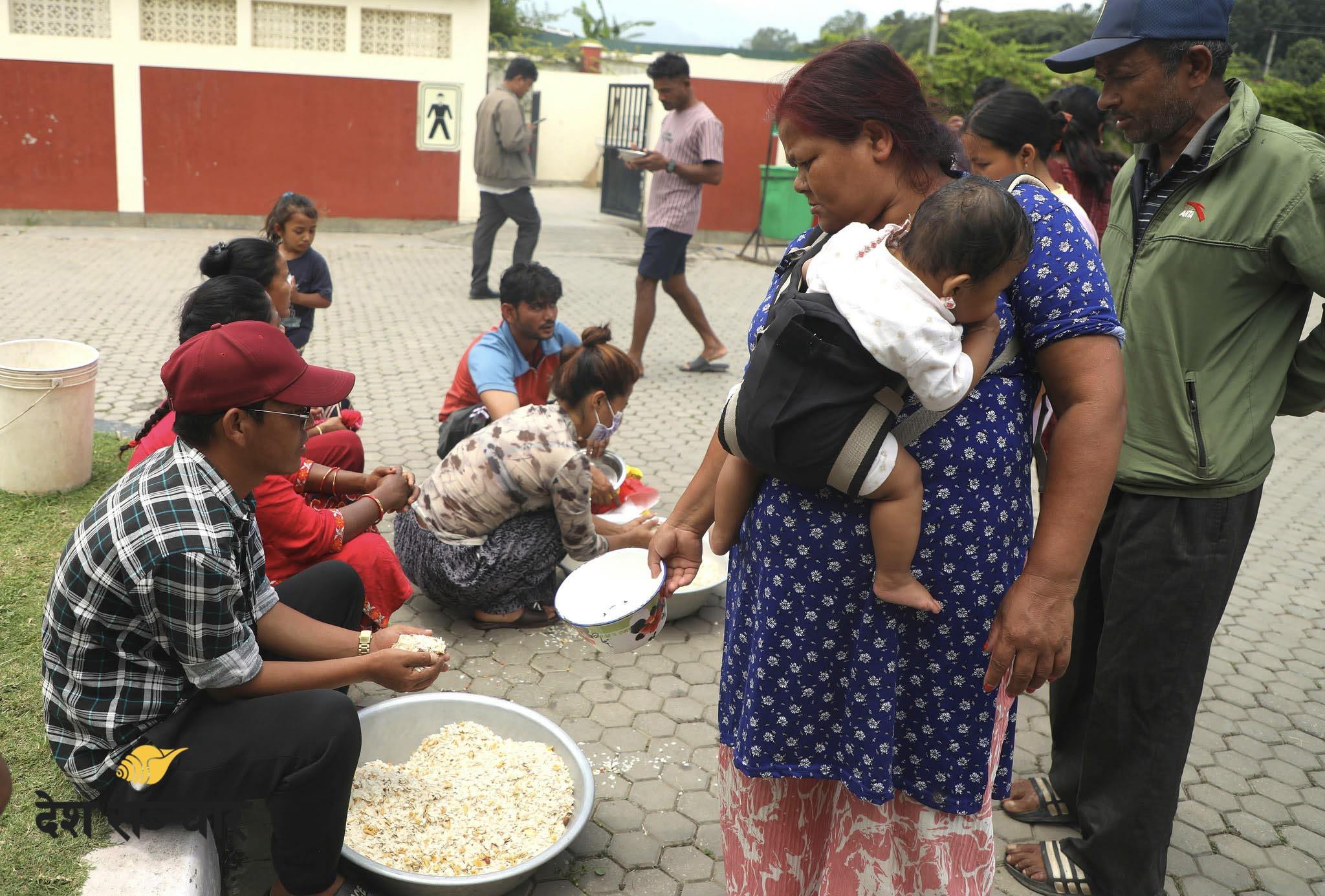 हिजोसम्म दुई छाक खाना थियो, आज त्यही पनि पाएनन् सत्संगमा राखिएका सुकुम्वासीले