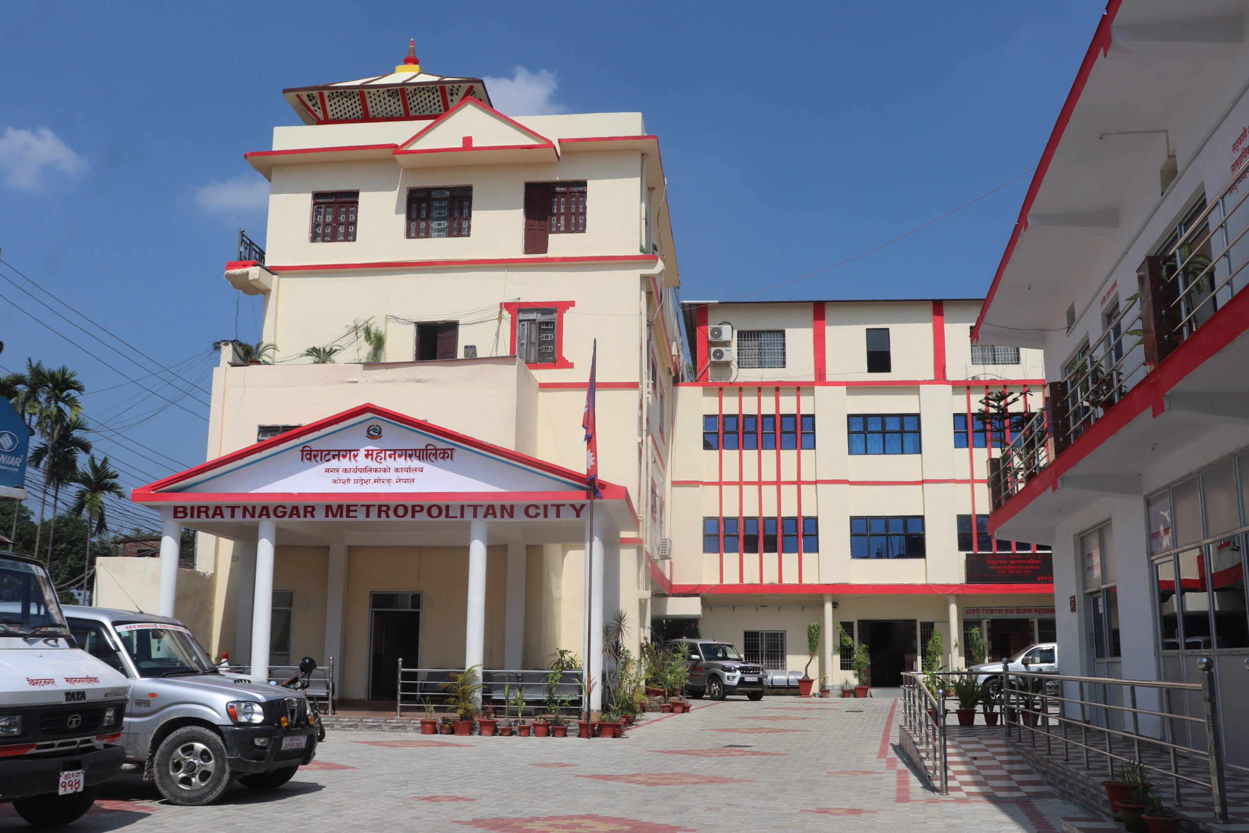 सडकमा क्षति र फोहोर देखिए विराटनगर महानगरले कारबाही गर्ने