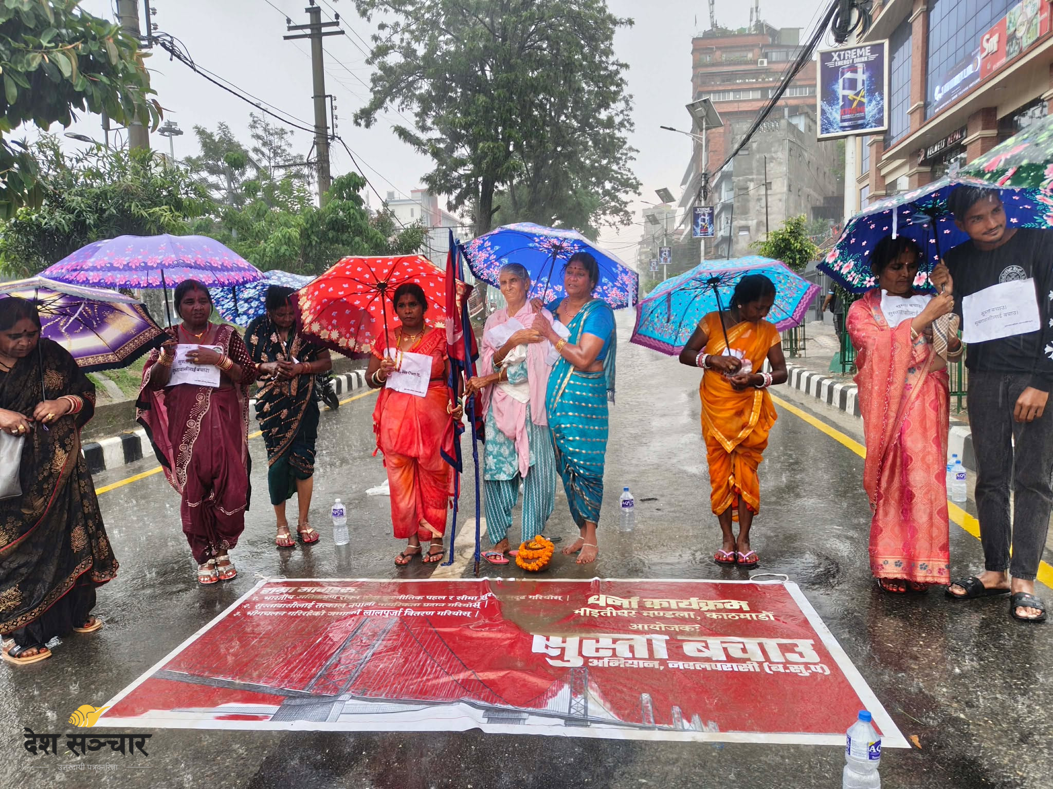 सुस्ता बचाउ अभियानकर्ताहरू मुसलधारे झरीमा पनि माइतीघर मण्डलामा धर्ना (तस्बिरहरू)