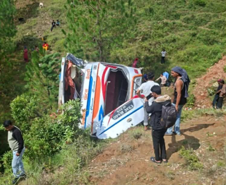 बैतडीमा भएकाे बस दुर्घटनामा १९ जना घाइते