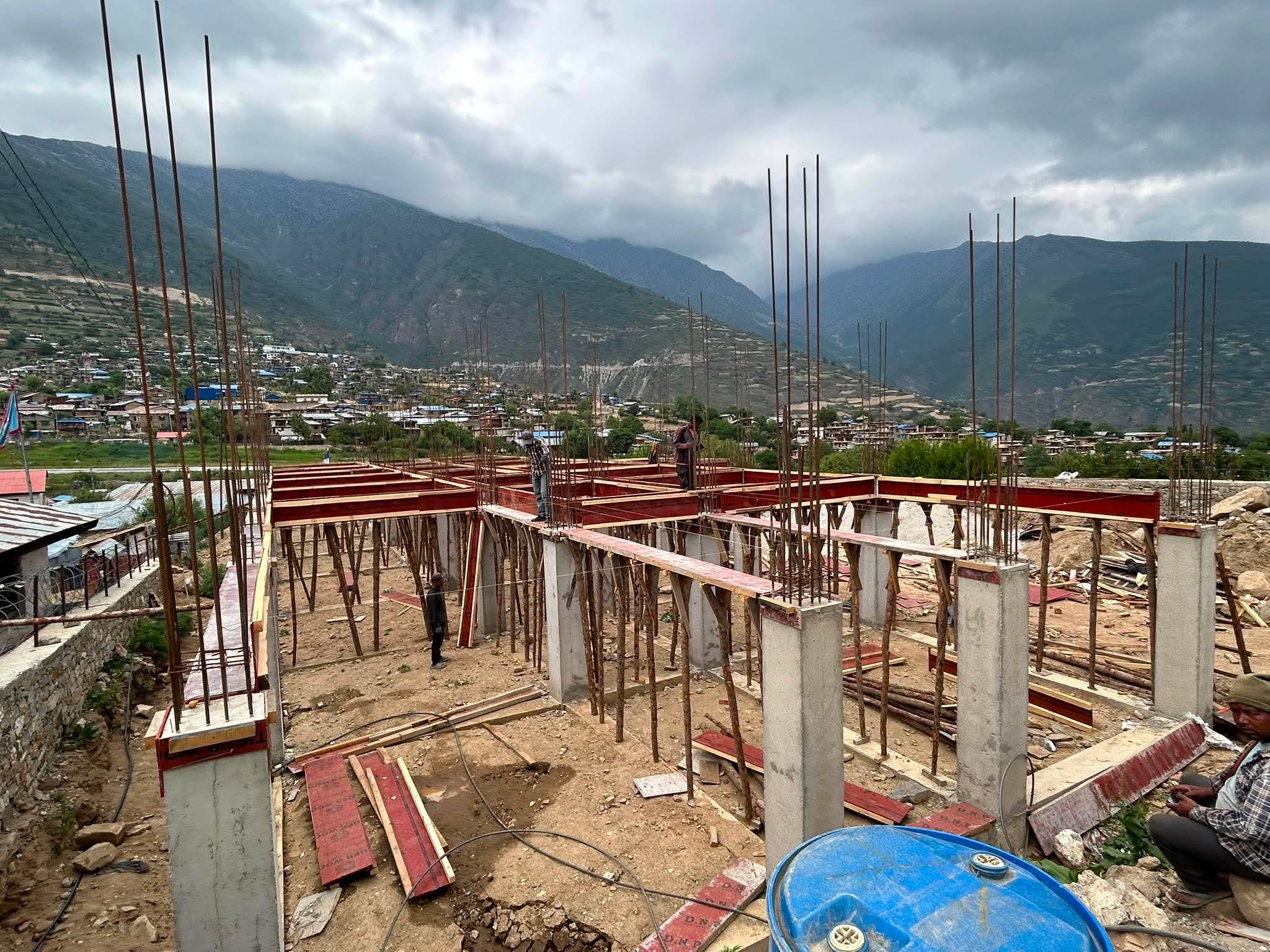 दुई वटा कार्यालयको संयुक्त भवन निर्माण गरिँदै