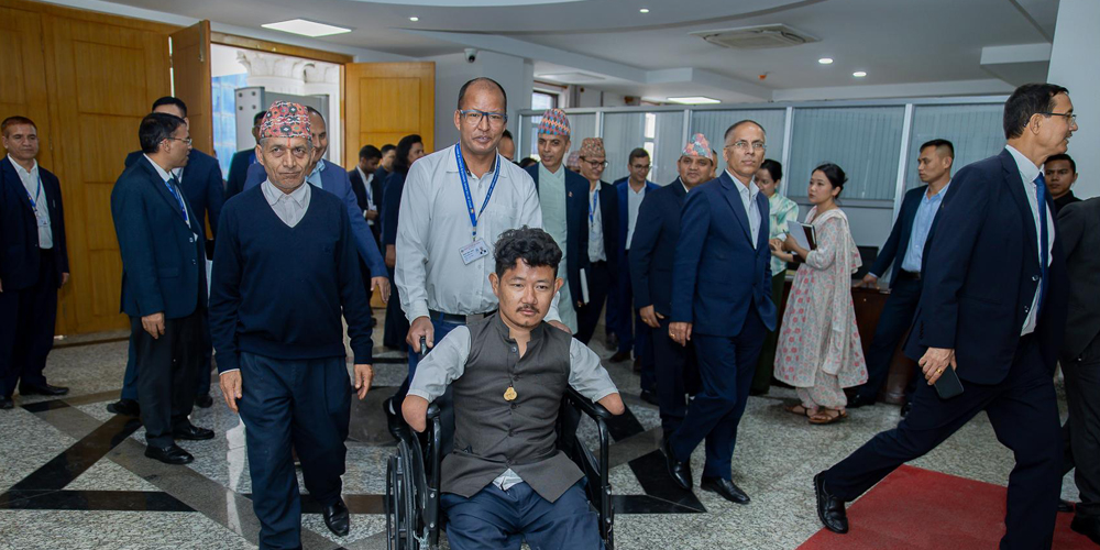 सिंहदरबारमा ह्वीलचियर र सहयोगी सेवा सुरु