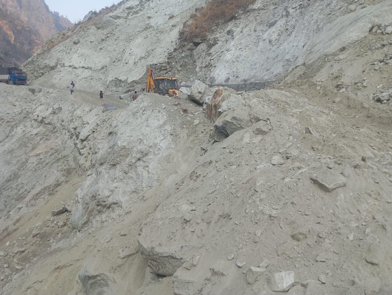 कर्णाली कोरिडोर: दुई वटा प्रविधि अपनाएर सडकको स्तरोन्नति गरिँदै