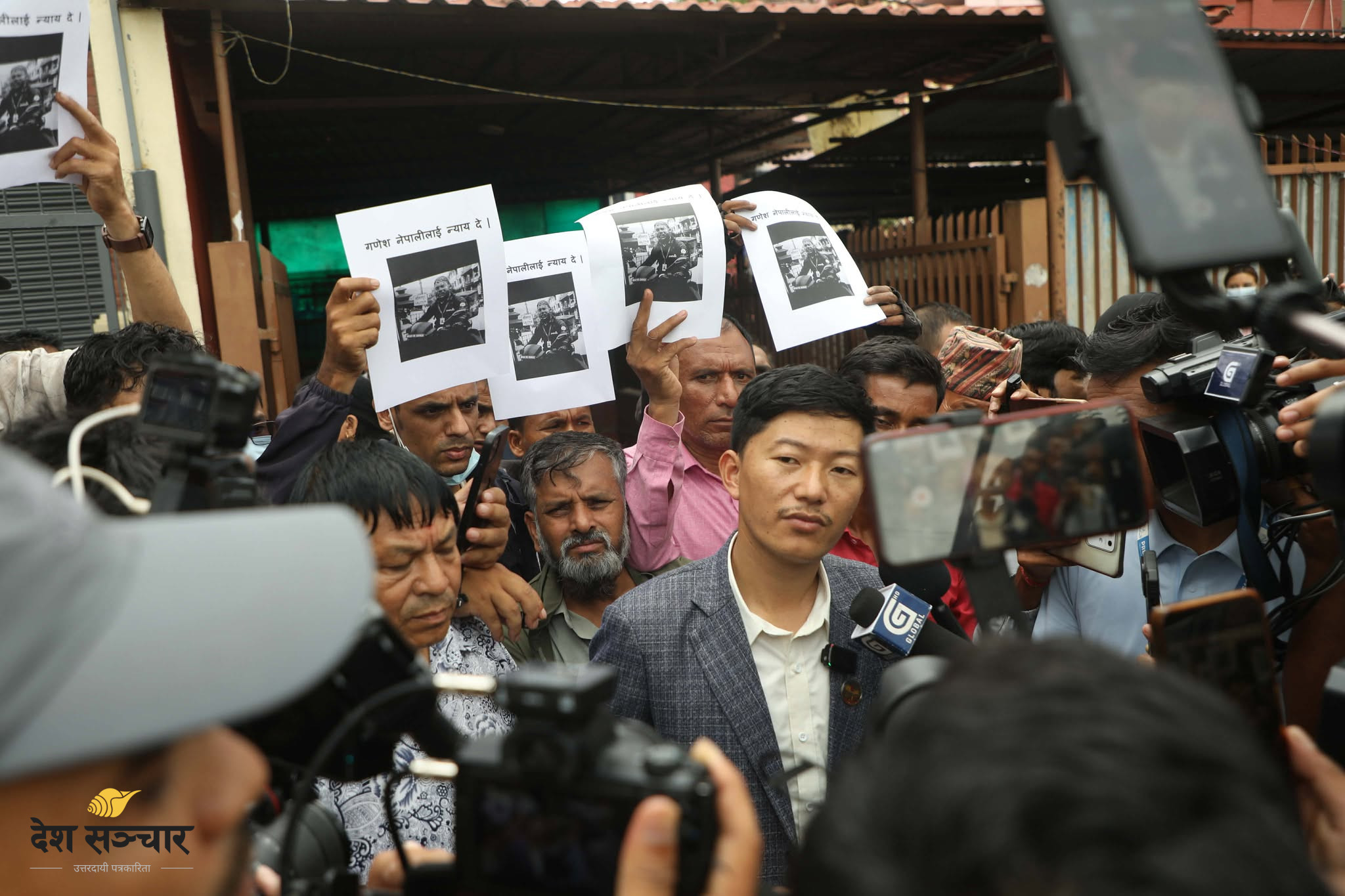 गणेश नेपालीको निधनलाई राजनीतिकरण नगर्न भन्दै प्रदर्शनकारीले सांसद आरेन राईलाई भगाए (तस्बिरहरू)