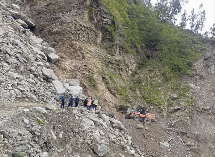 गगने खोलाको पहिरो पन्छाएपछि खुल्यो कर्णाली राजमार्ग