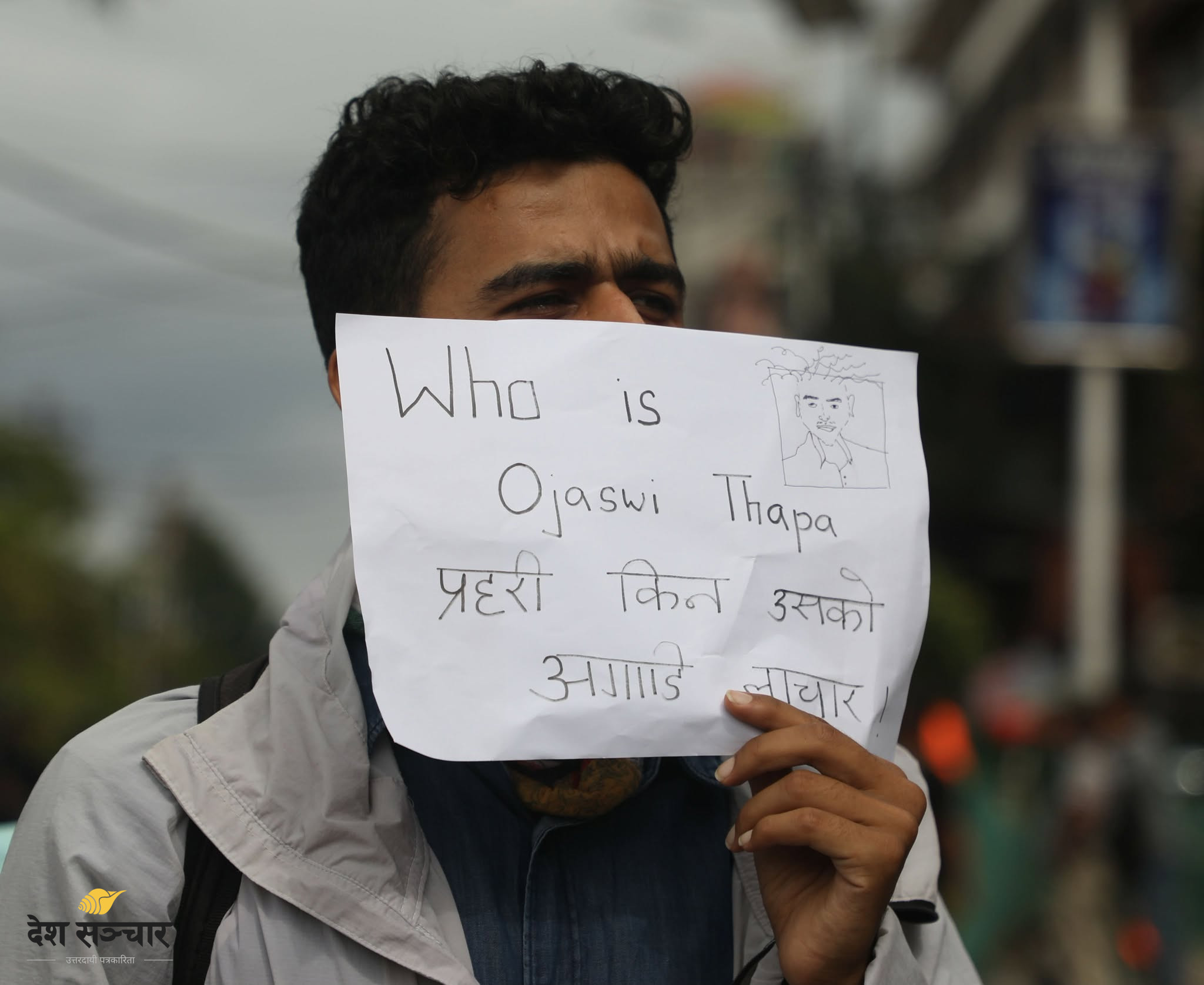 जेनजी अभियन्ता पक्राउको विरोधमा युवाहरू सडकमा, कुटपिट गर्ने प्रहरीलाई फूल उपहार (तस्बिरहरू)