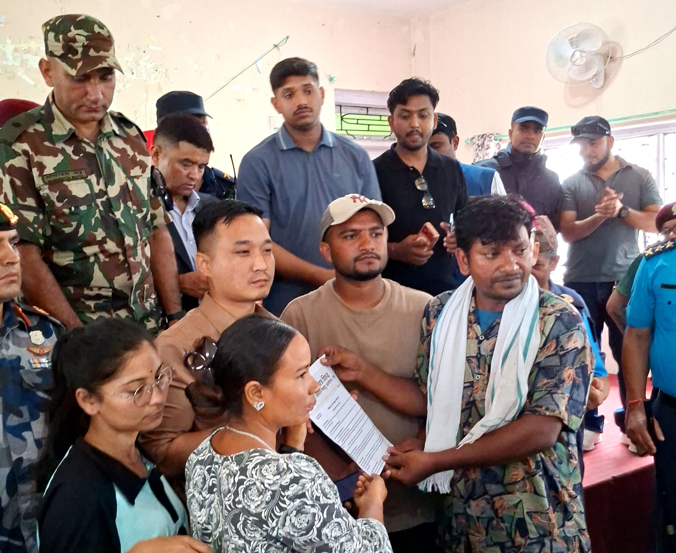 मिटरब्याज पीडितले गृहमन्त्री गुरुङलाई बुझाए ज्ञापनपत्र
