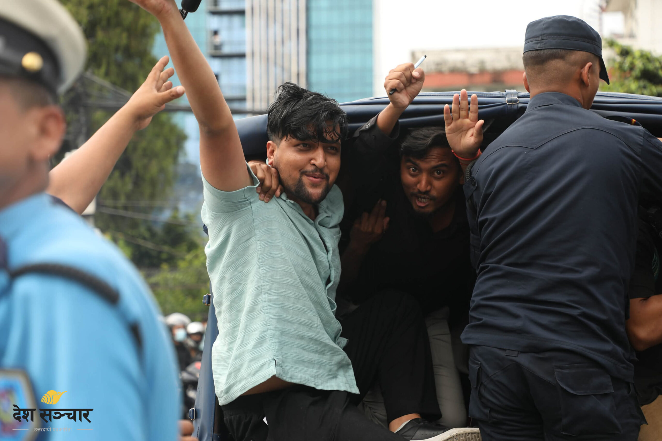 सिंहदरबार अगाडि बाइक पार्किङ गर्दै सरकारविरुद्ध प्रदर्शन, केही पक्राउ (तस्बिरसहित)