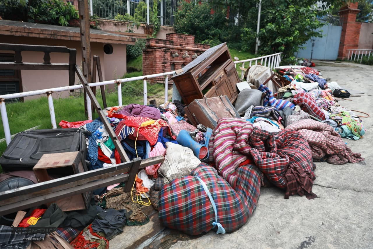 बालेन सरकारले साढे दुई महिनादेखि दशरथ रंगशालामा अलपत्र पारिदियो सुकुम्बासीका सामान (तस्बिरहरू)