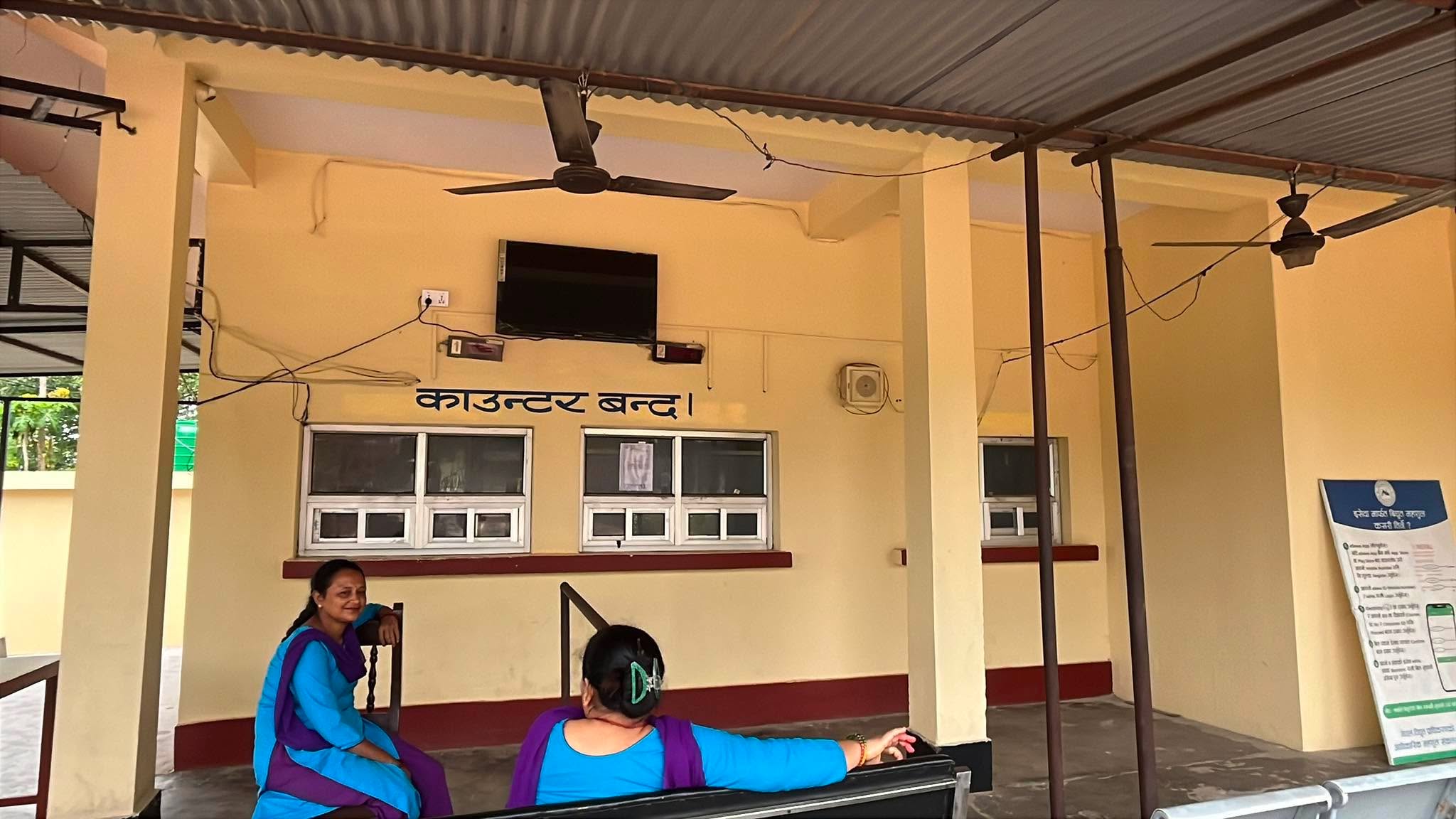 डिजिटल भुक्तानीपछि विद्युत कार्यालयका काउन्टर सुनसान, नगद सेवा पूर्ण रूपमा बन्द