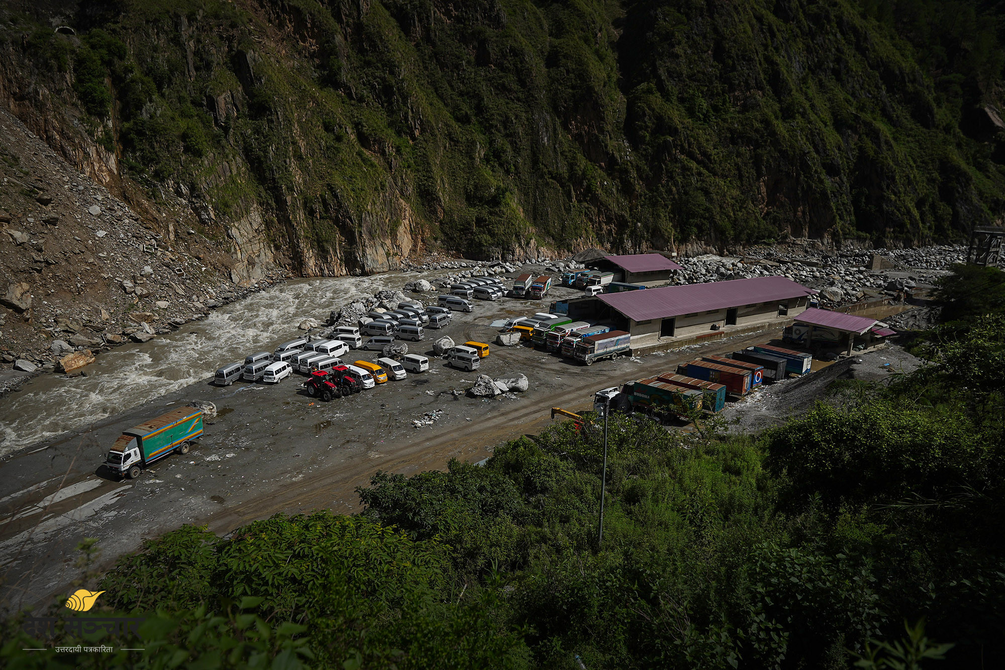 लेन्दे खोलाको बाढीको एक वर्षपछि पनि रसुवा भन्सार यार्ड अस्तव्यस्त (फोटो-फिचर)